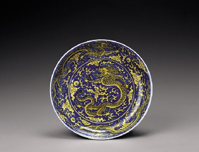 清康熙  蓝地黄彩云龙纹盘拍卖价格