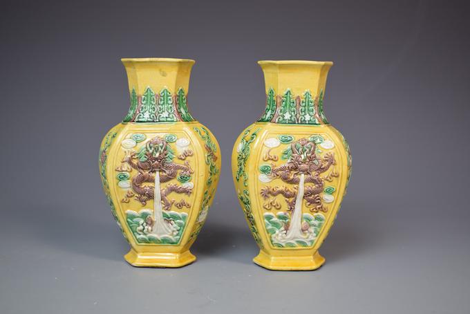 民国时期民国黄地素三彩浮雕鱼化龙纹六方尊成对真假鉴定2025年01月11日-唐珍收藏